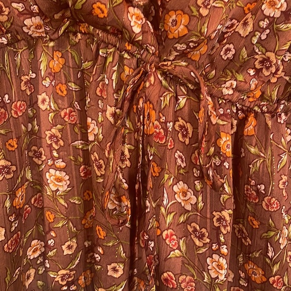 Beautiful multi colored blouse with flattering neckline. - Picture 4 of 9